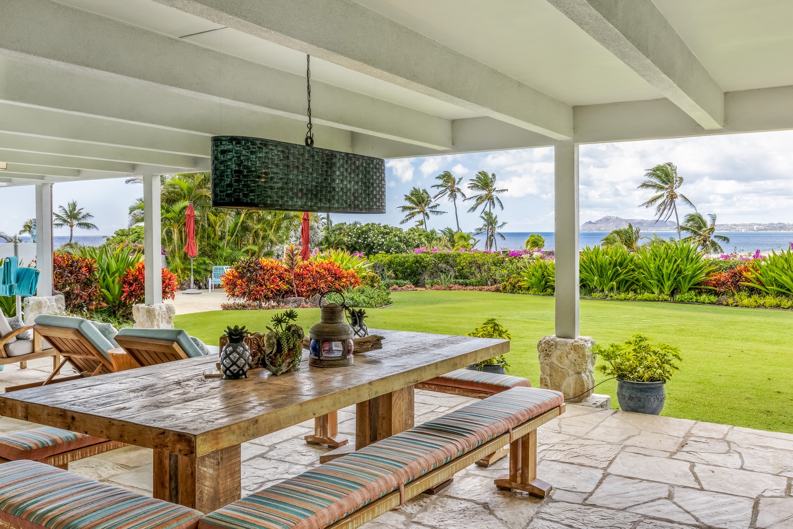 Honolulu Vacation Rentals, Hale Ola - Dine outside under the covered lanai