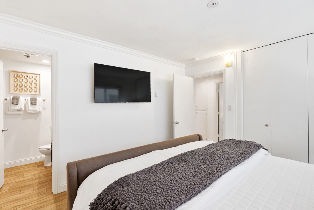 La Jolla Vacation Rentals, Oceanfront La Jolla Cove Condo - Primary bedroom with tv