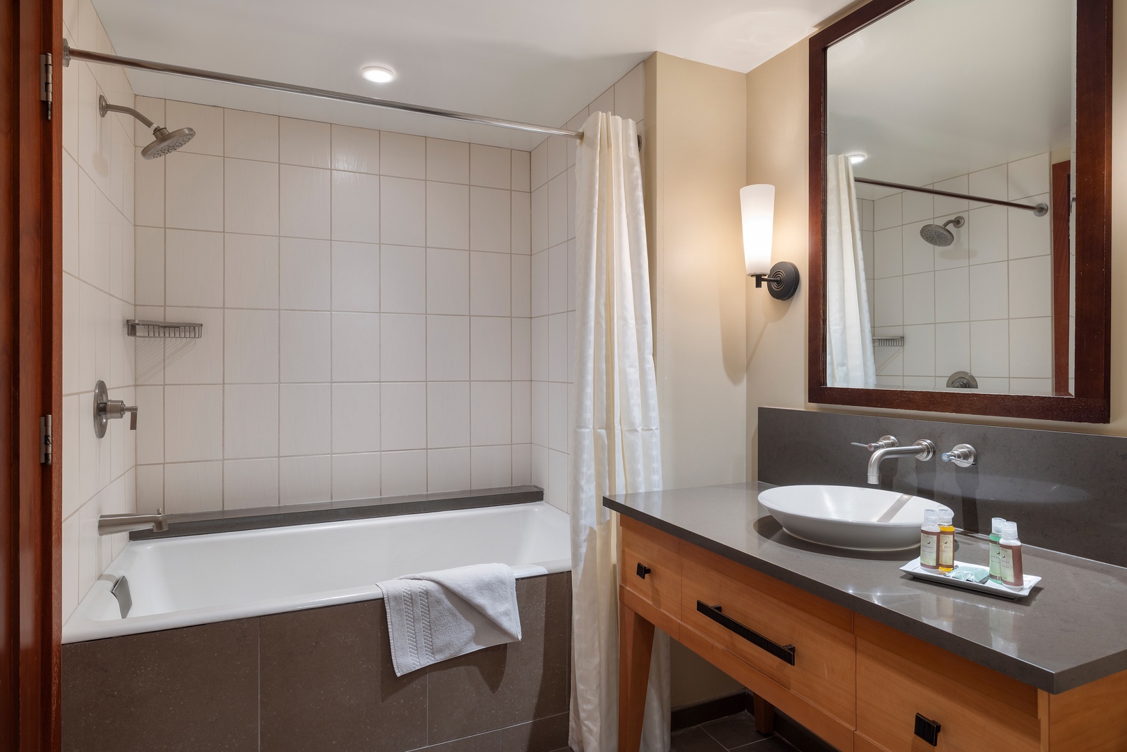 Kapolei Vacation Rentals, Ko Olina Beach Villas B210 - Guest bathroom with tub/shower combination.