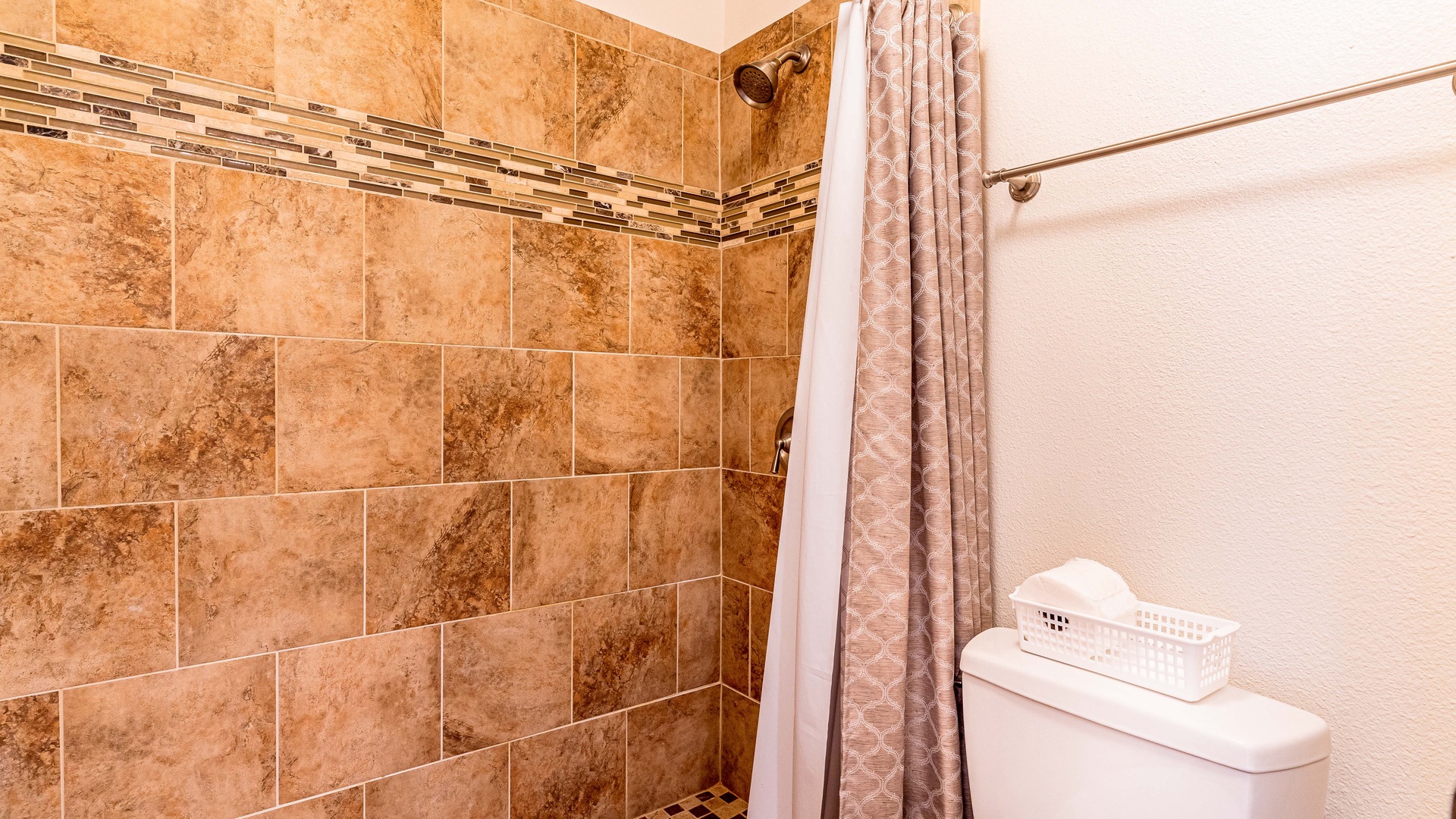 Kapolei Vacation Rentals, Fairways at Ko Olina 20G - Relax and unwind in this spacious primary guest bathroom.