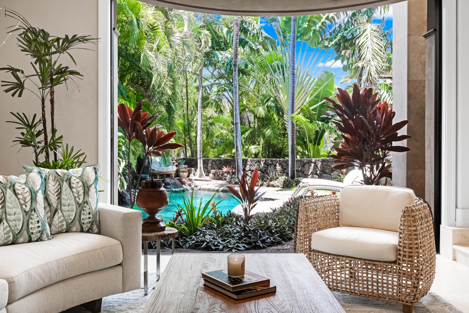 Honolulu Vacation Rentals, Pili Pono - Tropical lounge area with cozy seating and lush garden surroundings.