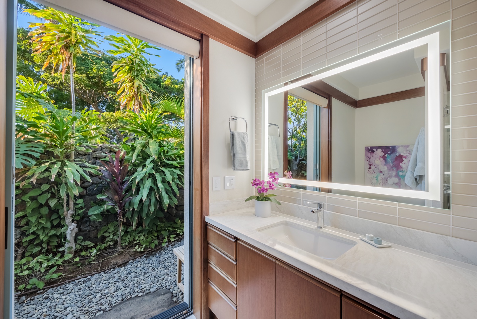 Kamuela Vacation Rentals, Champion Ridge Elegance - Guest Suite 2 ensuite bathroom offering plenty of counter space and natural light.