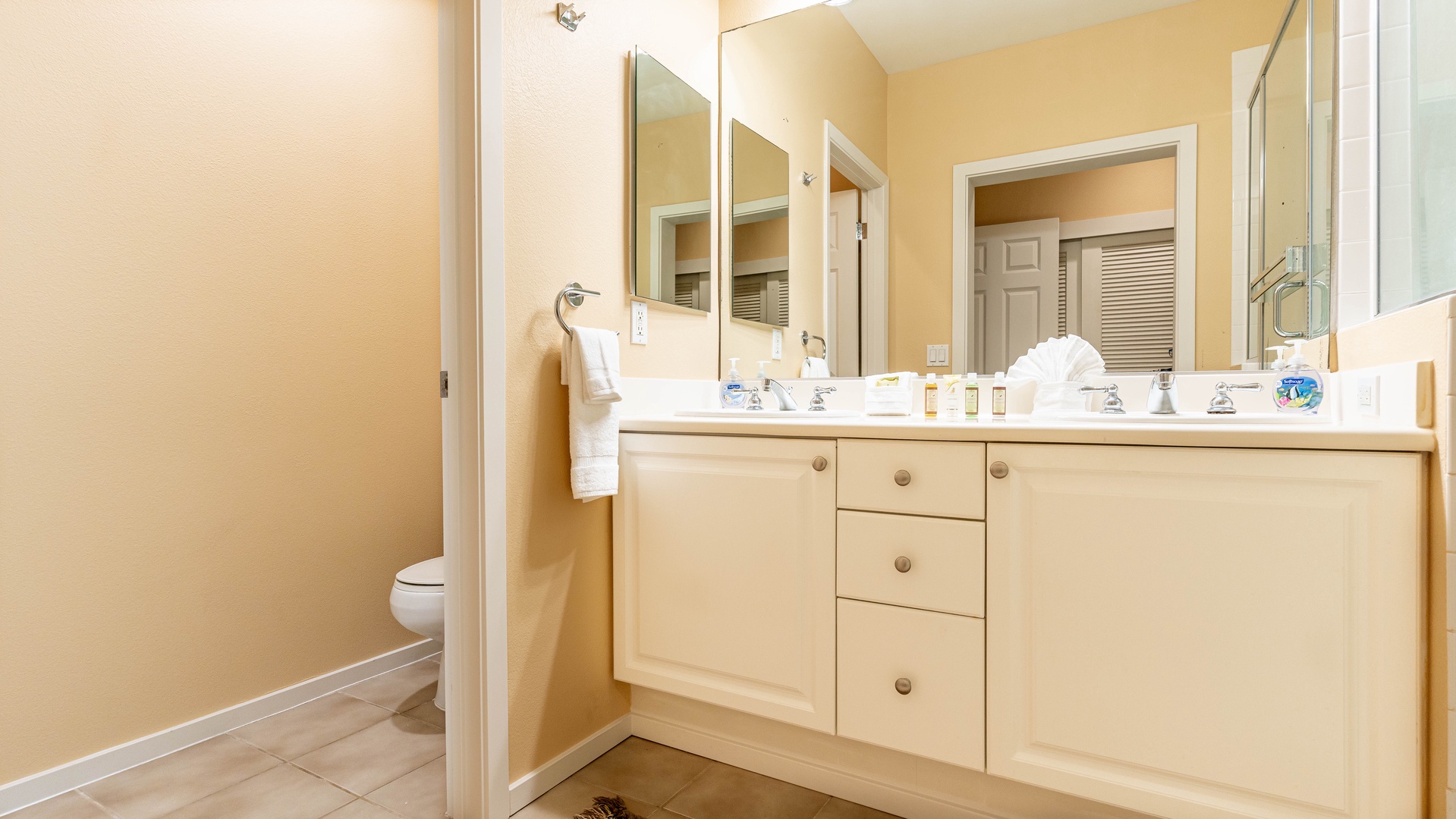 Kapolei Vacation Rentals, Coconut Plantation 1192-4 - The double vanity in the primary guest bedroom.