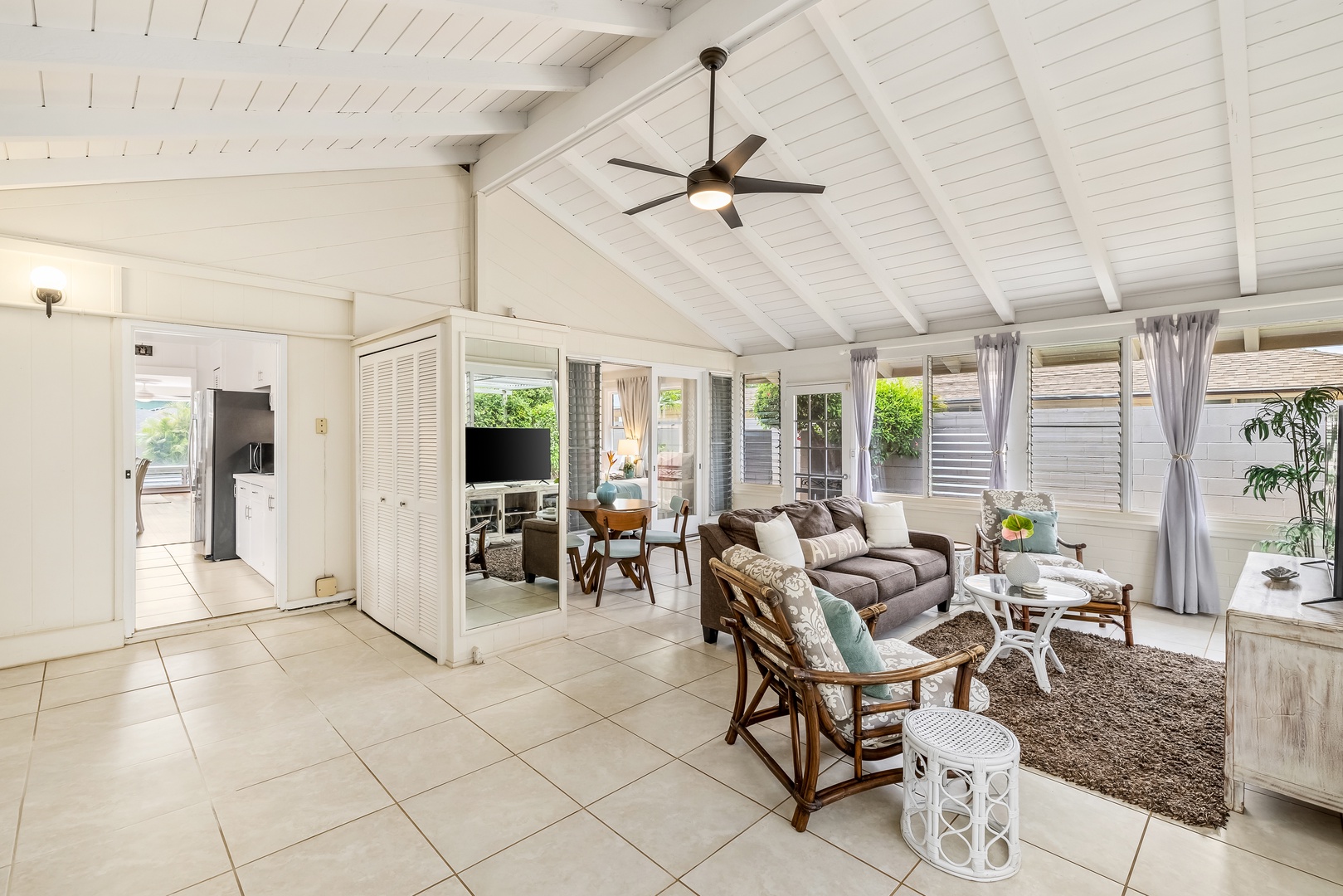 Honolulu Vacation Rentals, Kahala Cottage - The home has an open-concept floorplan allowing seamless flow and connection.