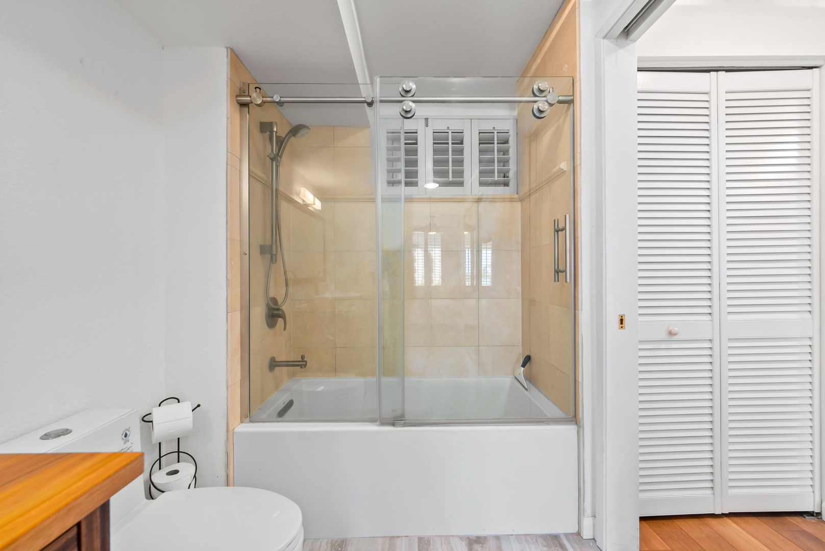 Honolulu Vacation Rentals, Colony Surf Retreat - Contemporary tub and shower combo with a glass enclosure—ideal for a quick rinse or a long, relaxing soak after beach adventures.