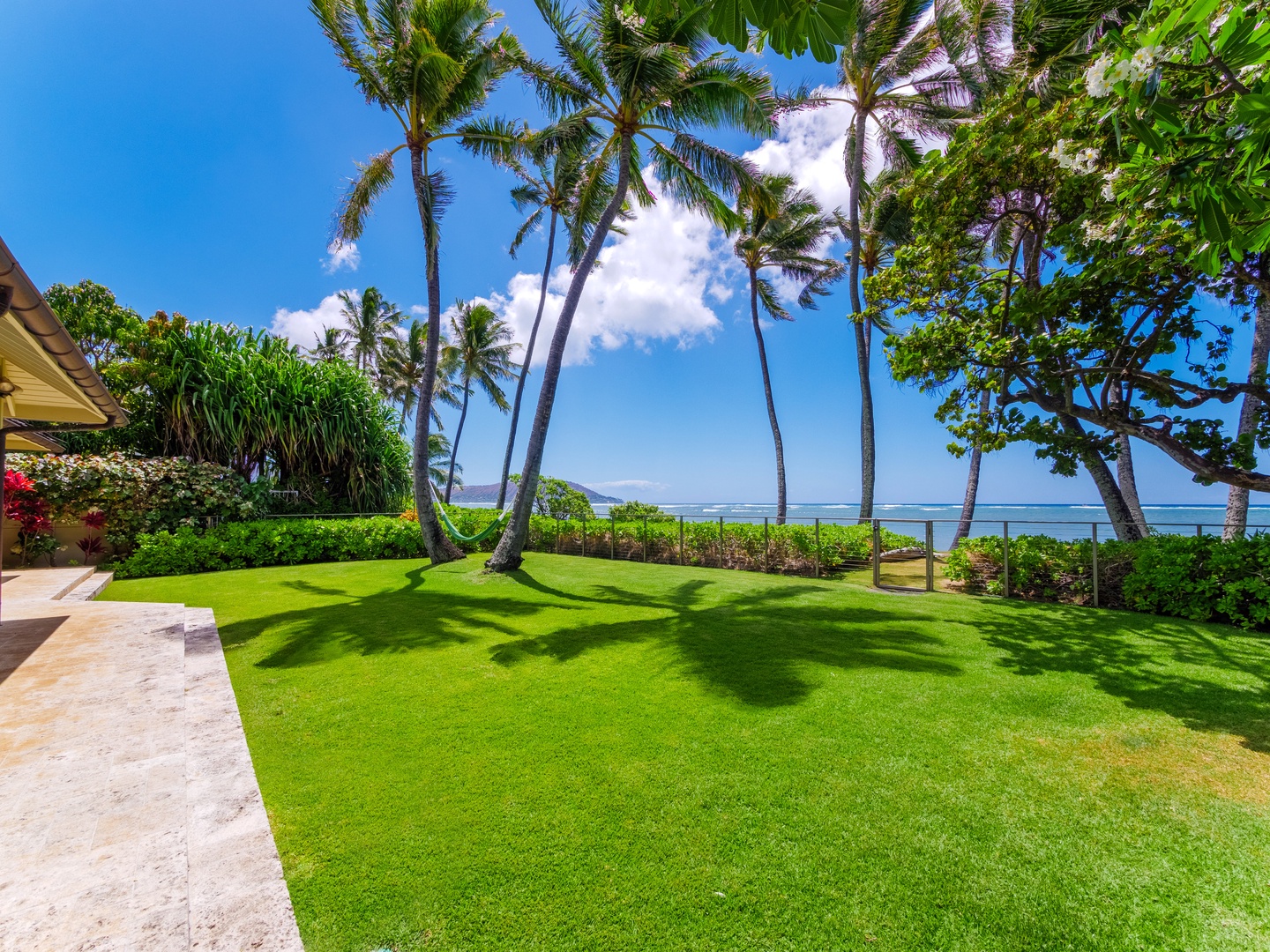 Honolulu Vacation Rentals, Paradise Beach Estate - Swinging palms