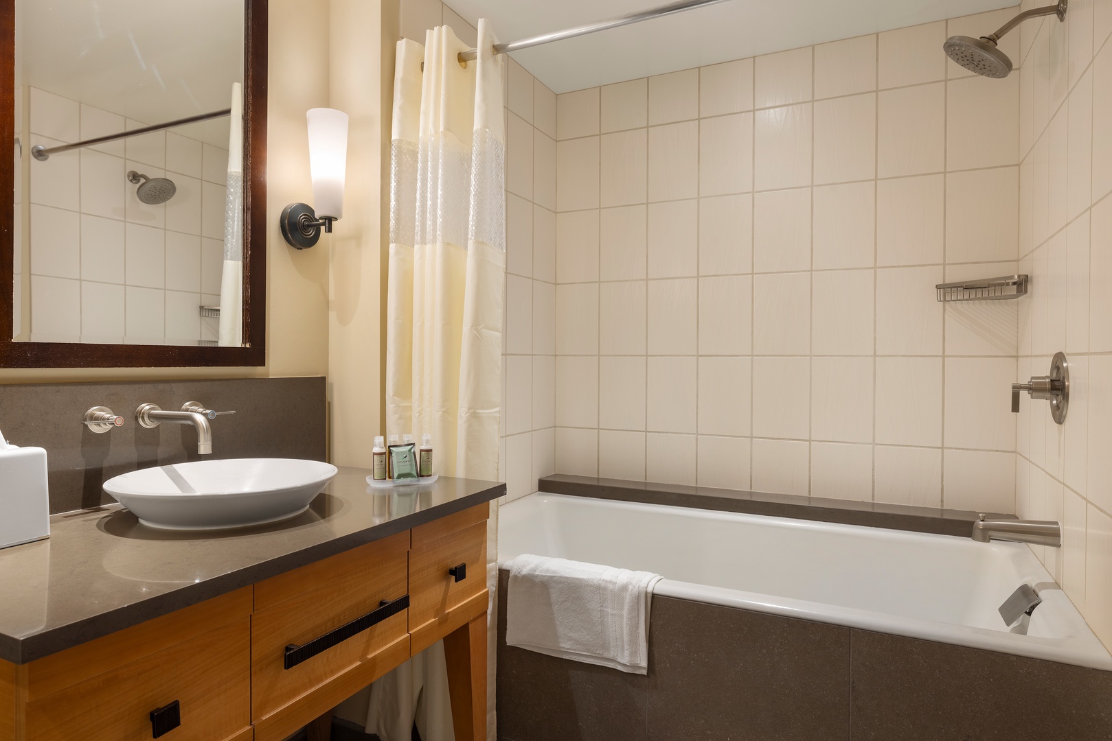 Kapolei Vacation Rentals, Ko Olina Beach Villas O1006 - Second bathroom with tub and shower