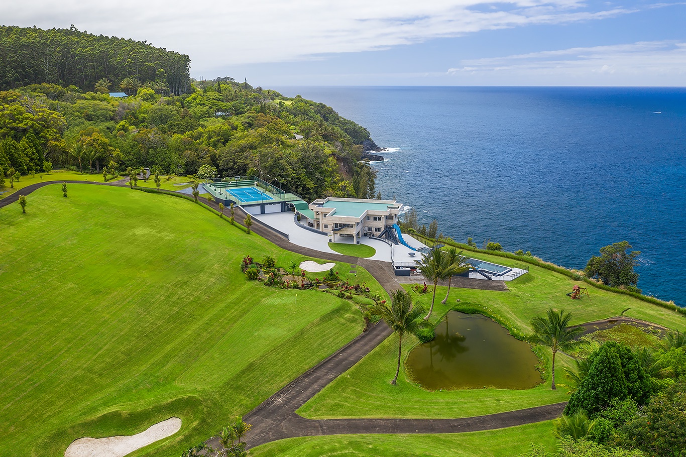 Ninole Vacation Rentals, Waterfalling Estate - Private 9-hole, 1-tee golf course & rolling manicured green lawn