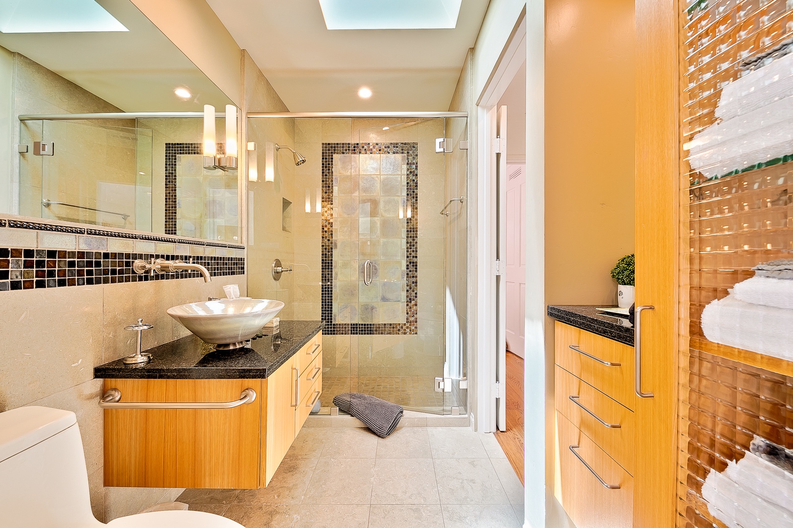 La Jolla Vacation Rentals, Roseland Retreat in La Jolla Shores - Palm and hall bathroom