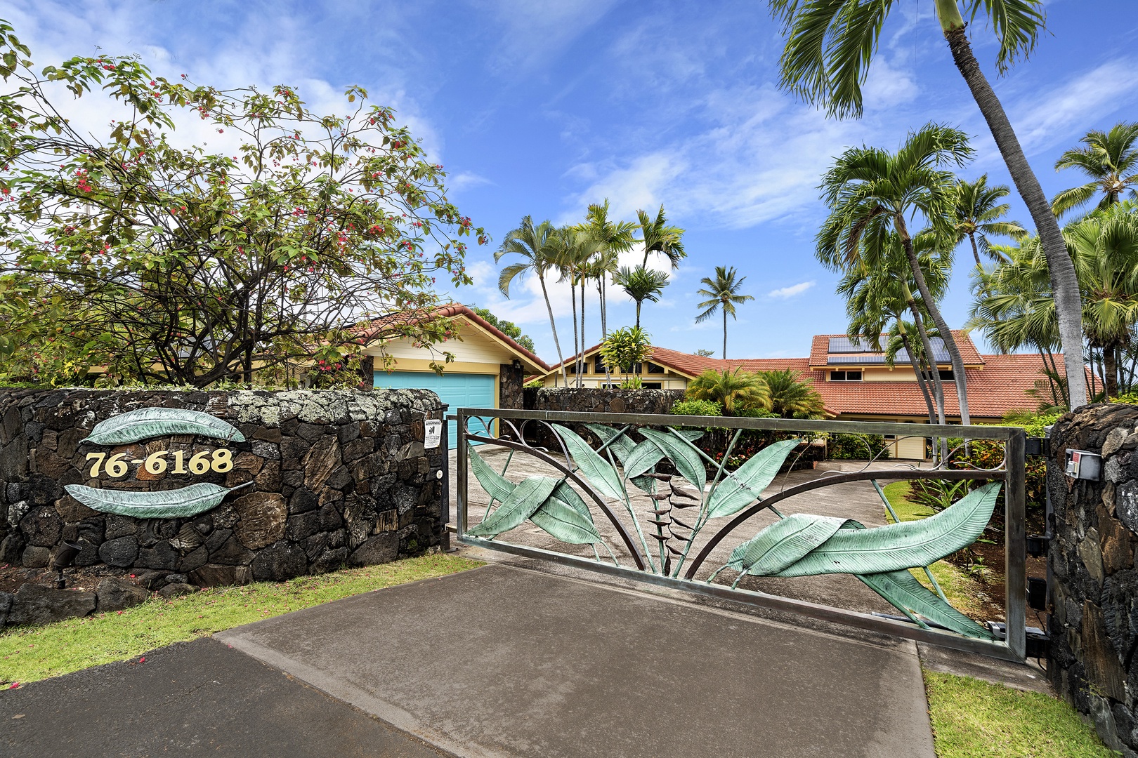 Kailua Kona Vacation Rentals, Hale Pua - Artistic front gate at the entrance to Hale Pua