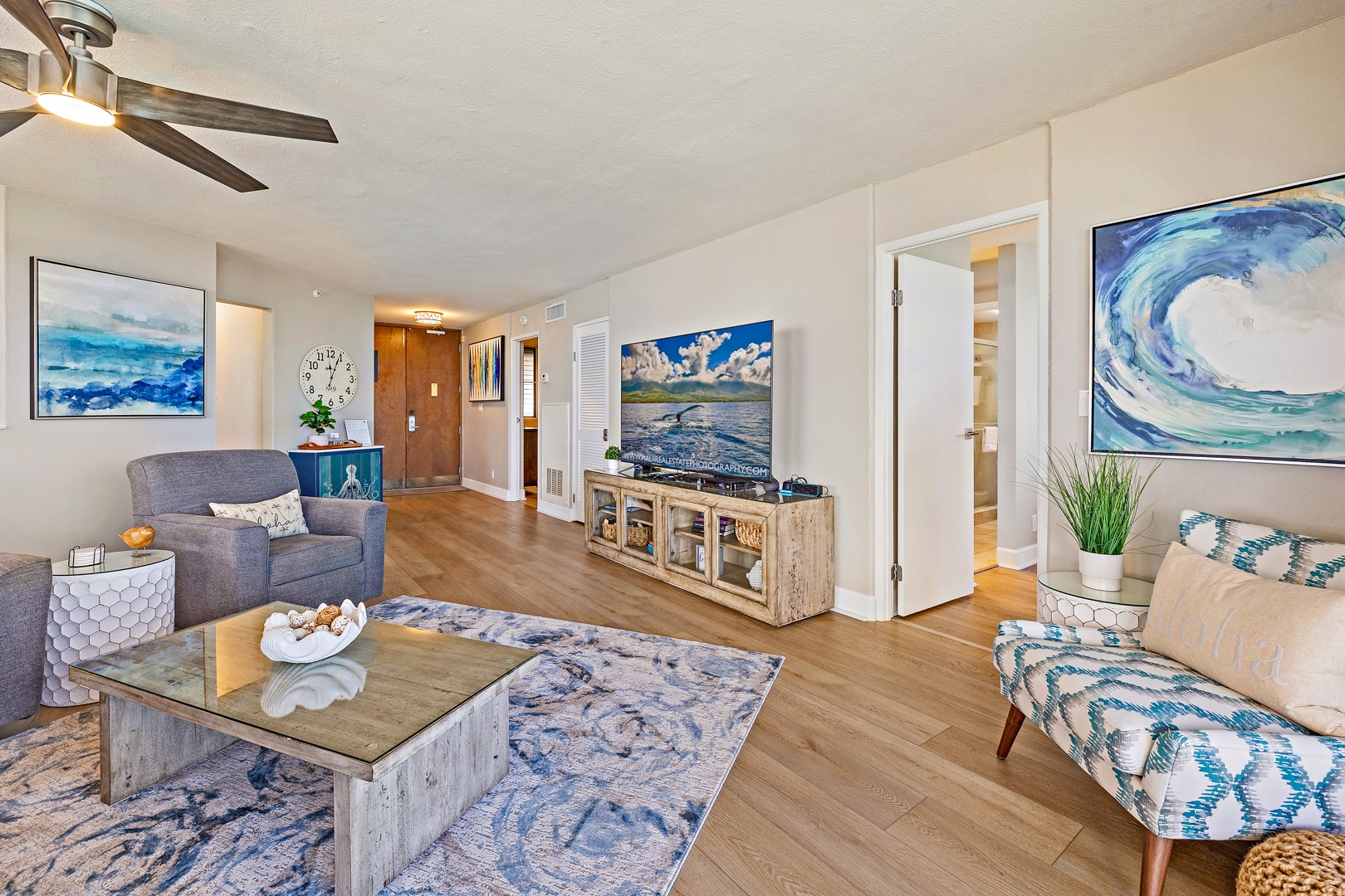 Lahaina Vacation Rentals, Royal Kahana 1010 - The living room provides a welcoming space with comfortable seating and a large TV, perfect for relaxing after a day of exploring.