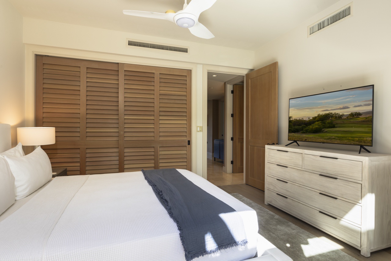 Kailua Kona Vacation Rentals, 3BD Palm Villa (130B) at Hualalai Resort - Reverse view of the second bedroom leading out to the full guest bathroom