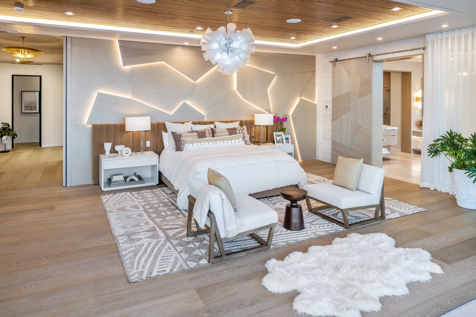 Honolulu Vacation Rentals, Diamond Head Grand Escape - Enjoy a king bed, elegant lighting, and modern design elements that make this suite both stylish and restful.