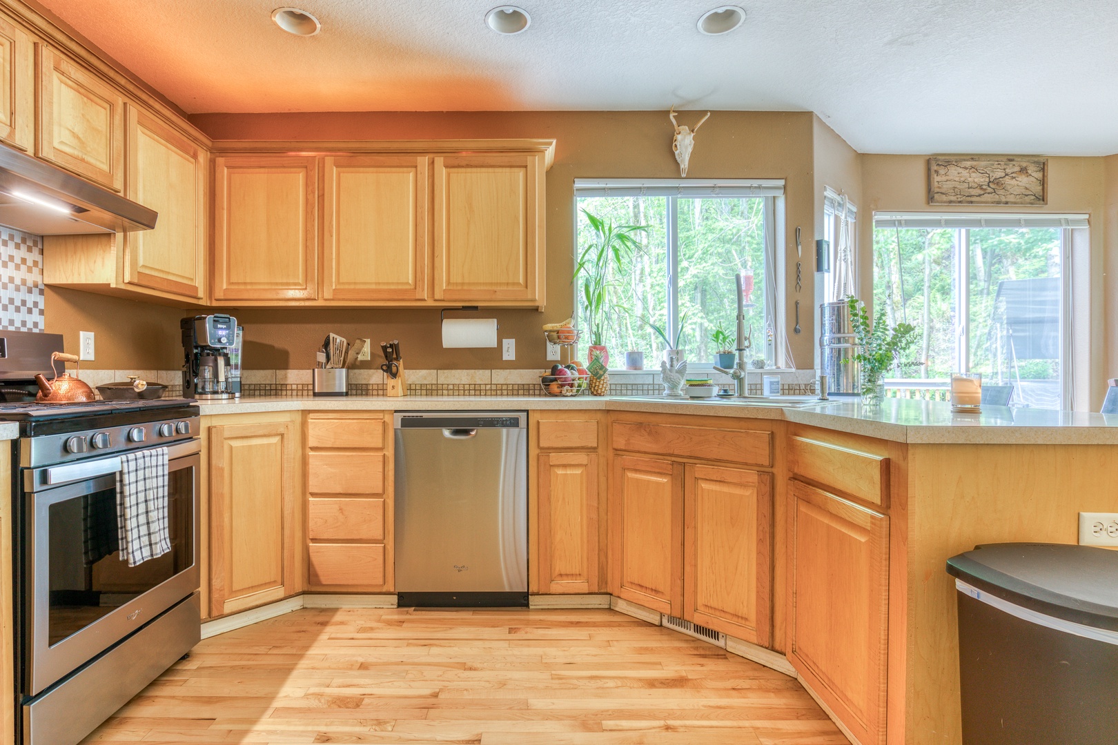 Clackamas Vacation Rentals, Duck Crossing - Equipped with a dishwasher for your convenience