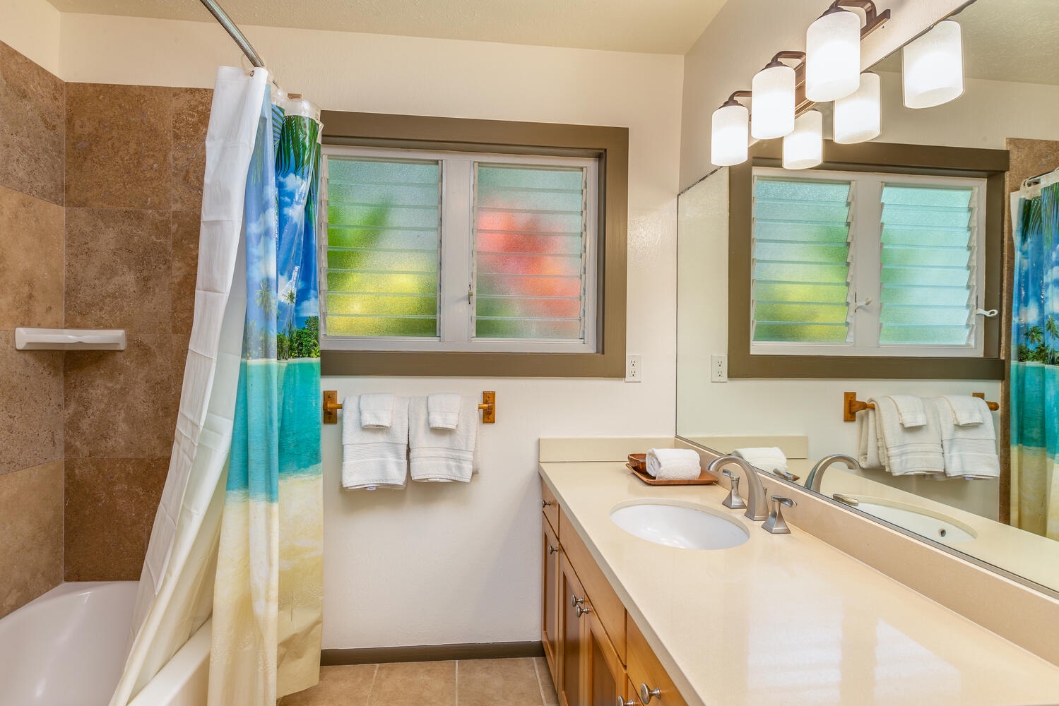 Princeville Vacation Rentals, Ailana Hale - Shared hallway bathroom (downstairs)