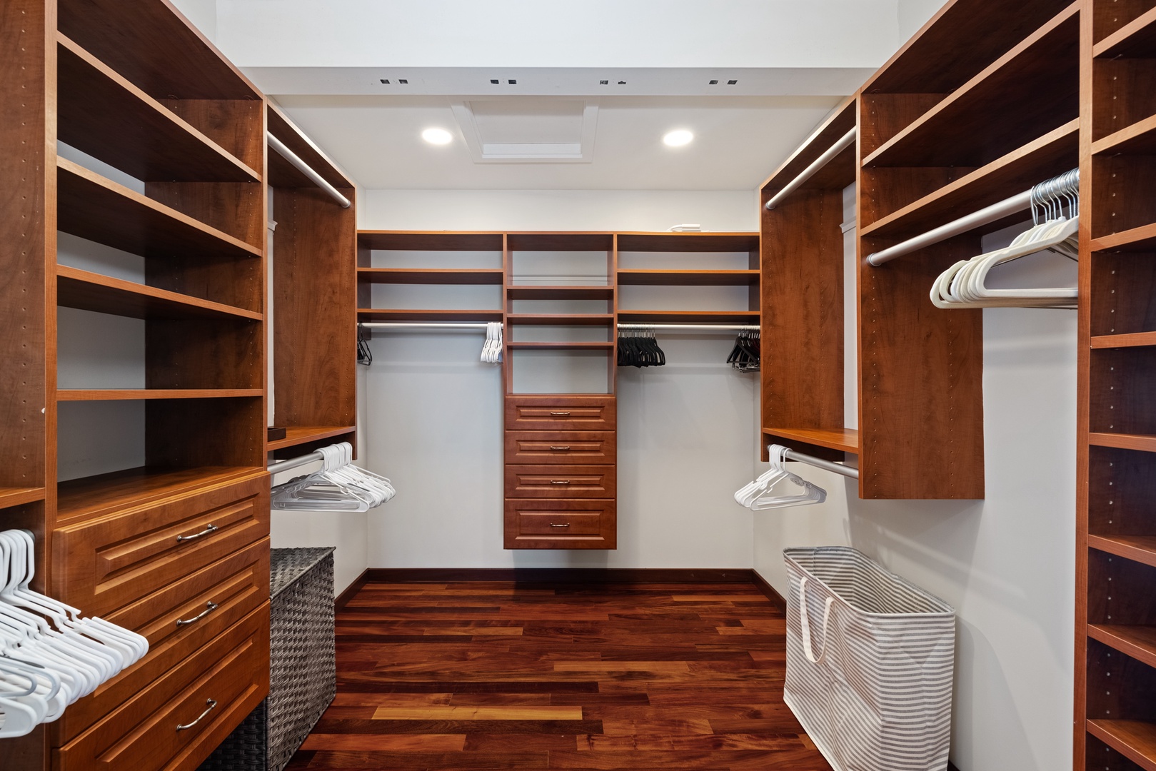 Kailua Vacation Rentals, Leaf House - Expansive walk-in closet in the primary suite with ample storage for all your needs.
