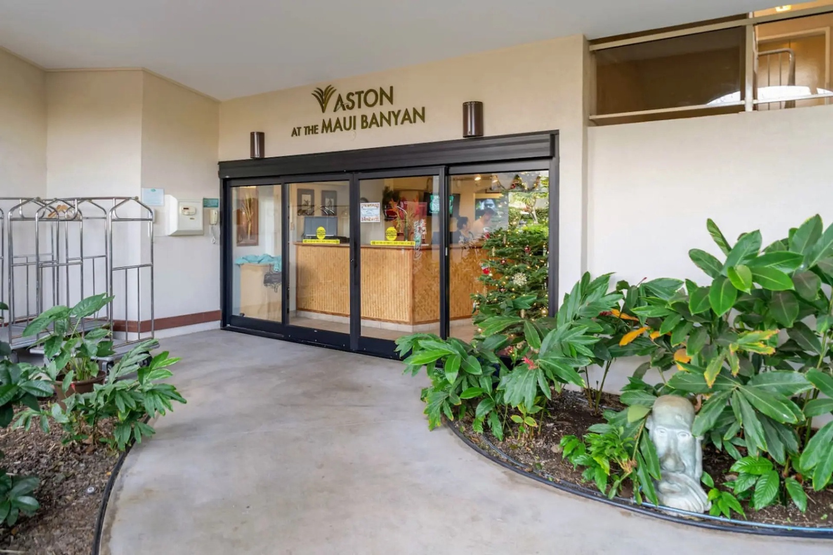Kihei Vacation Rentals, Maui Banyan H306 - An on-site front desk handles keys, questions, and the restaurant recommendation you'll want on night one.