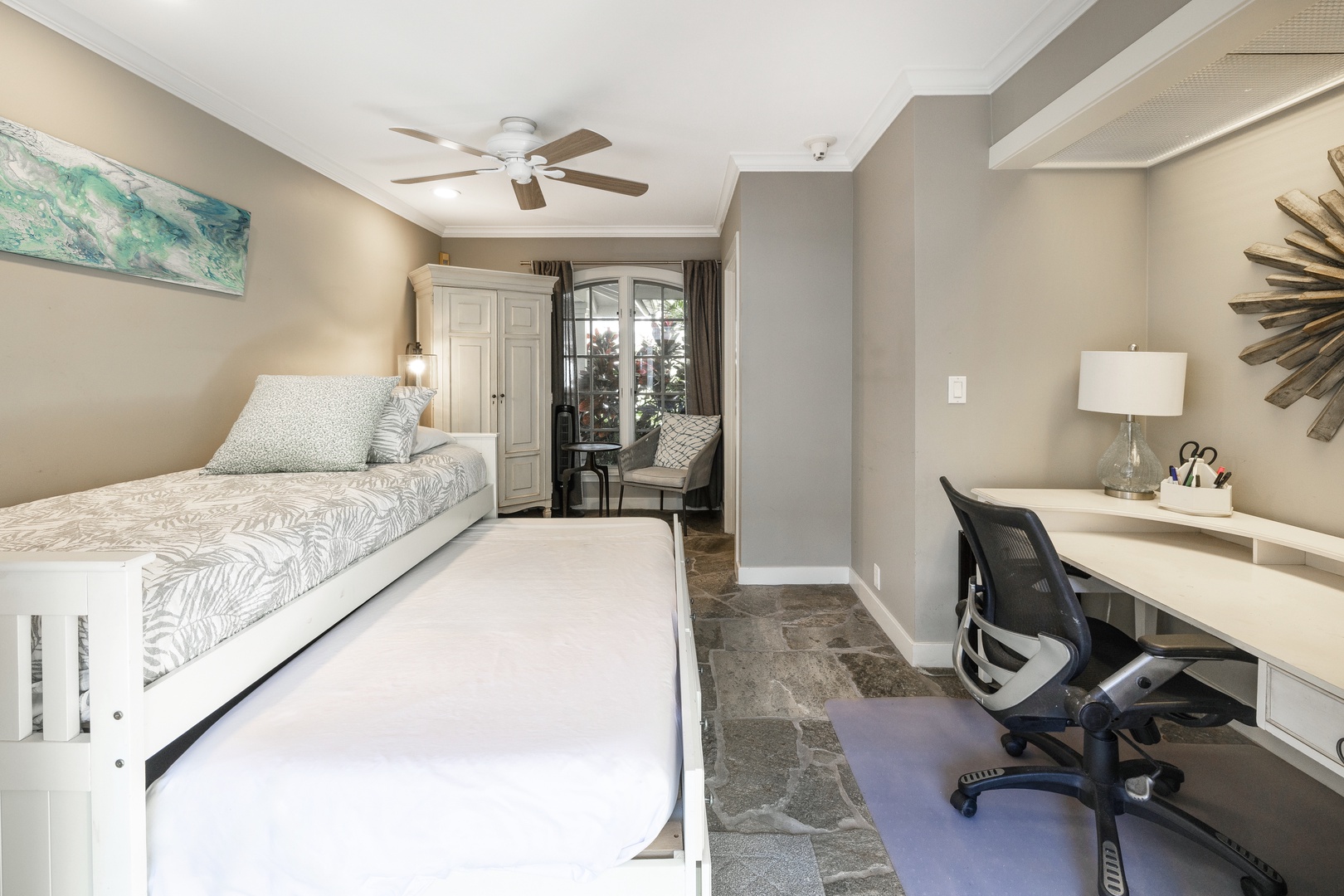 Honolulu Vacation Rentals, Moana Lani - The room off the pool has a twin & twin trundle. No A/C.