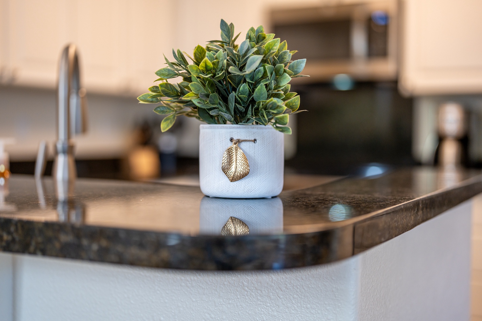 Kapolei Vacation Rentals, Ko Olina Kai 1105F - A touch of greenery at the kitchen.