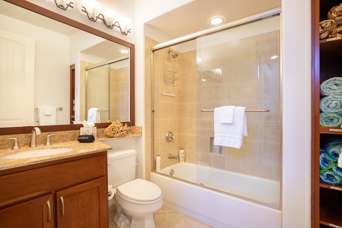 Kamuela Vacation Rentals, Mauna Lani Golf Villas C1 - Ensuite bathroom with tub