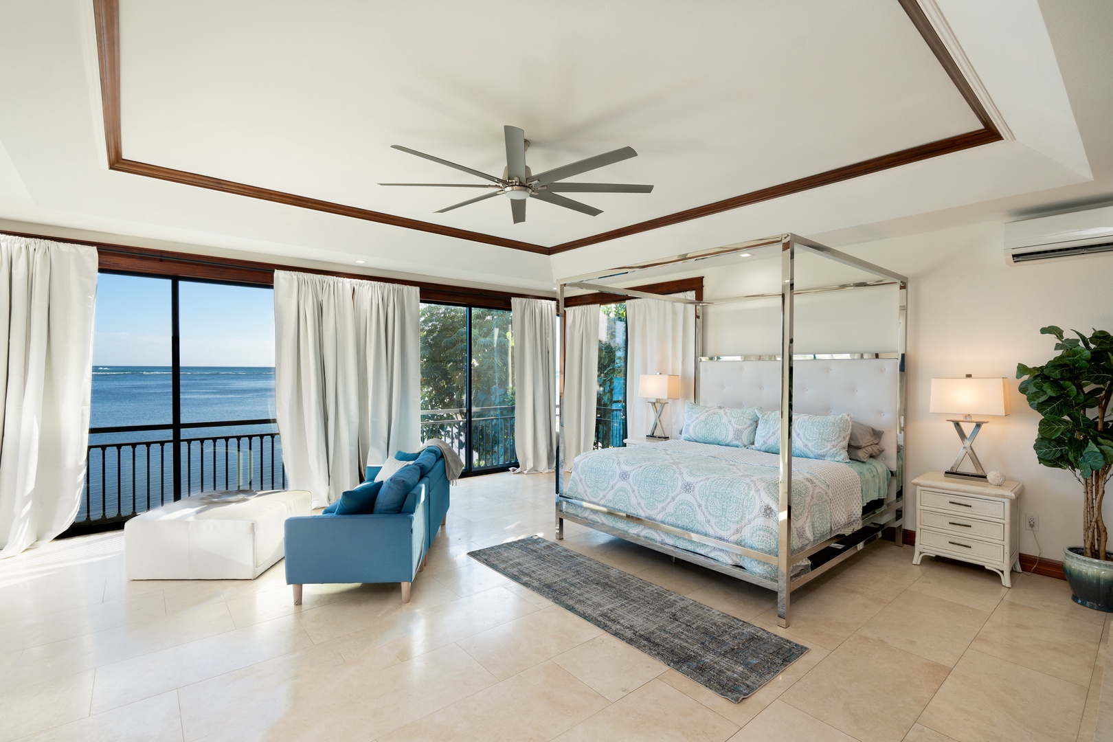 Honolulu Vacation Rentals, Wailupe Seaside - Tropical breeze with balcony to enjoy the views.