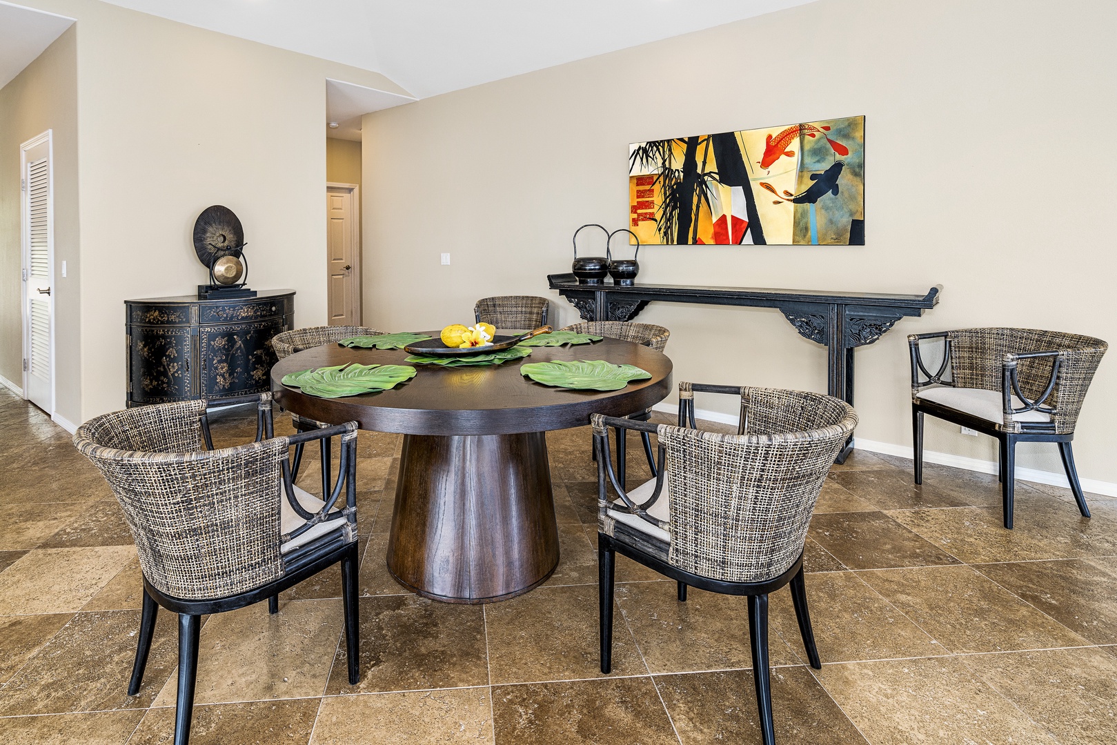 Kailua Kona Vacation Rentals, Sunset Hale - Gather at the round dining table for morning Kona coffee or sunset meals with your loved ones.