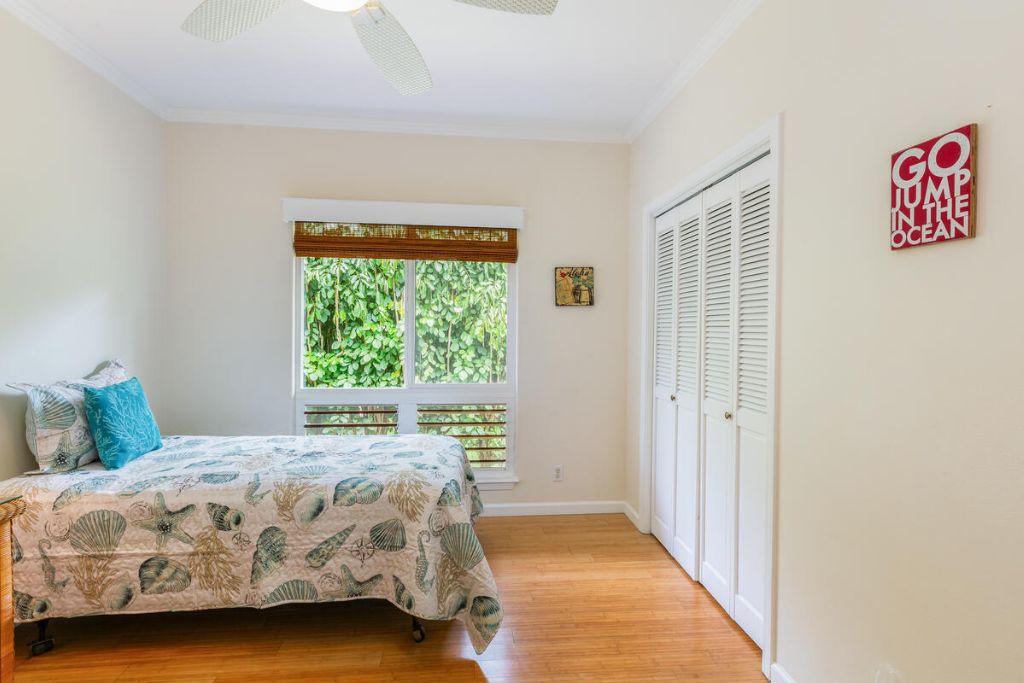 Princeville Vacation Rentals, Hale Cassia - The guest bedroom with a large closet and two twin beds is a perfect guest space
