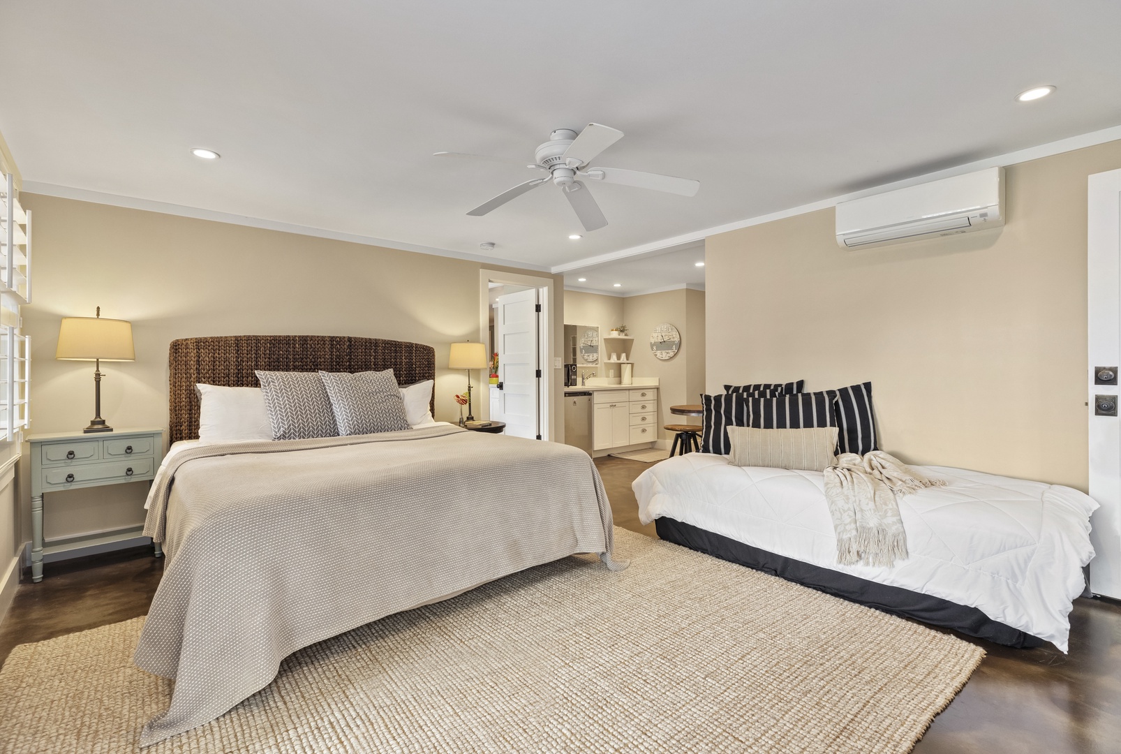 Honolulu Vacation Rentals, Hale Le'ahi - King-sized bed, AC, and ceiling fan