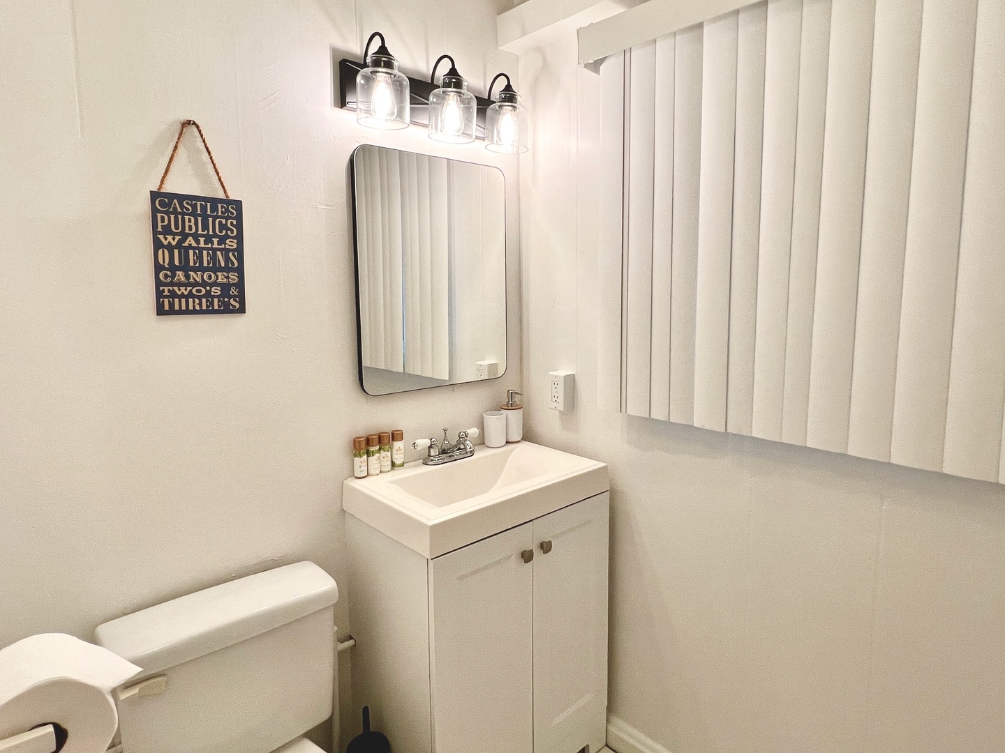 Honolulu Vacation Rentals, Ho'okipa Villa - Shared bath for bedrooms one and two