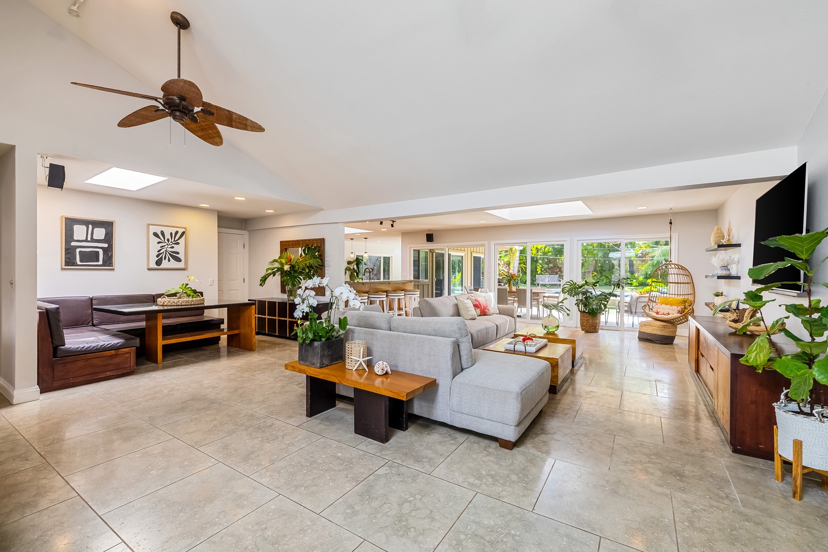 Honolulu Vacation Rentals, Hale Ho'omaha - The expansive living area is ideal for entertaining