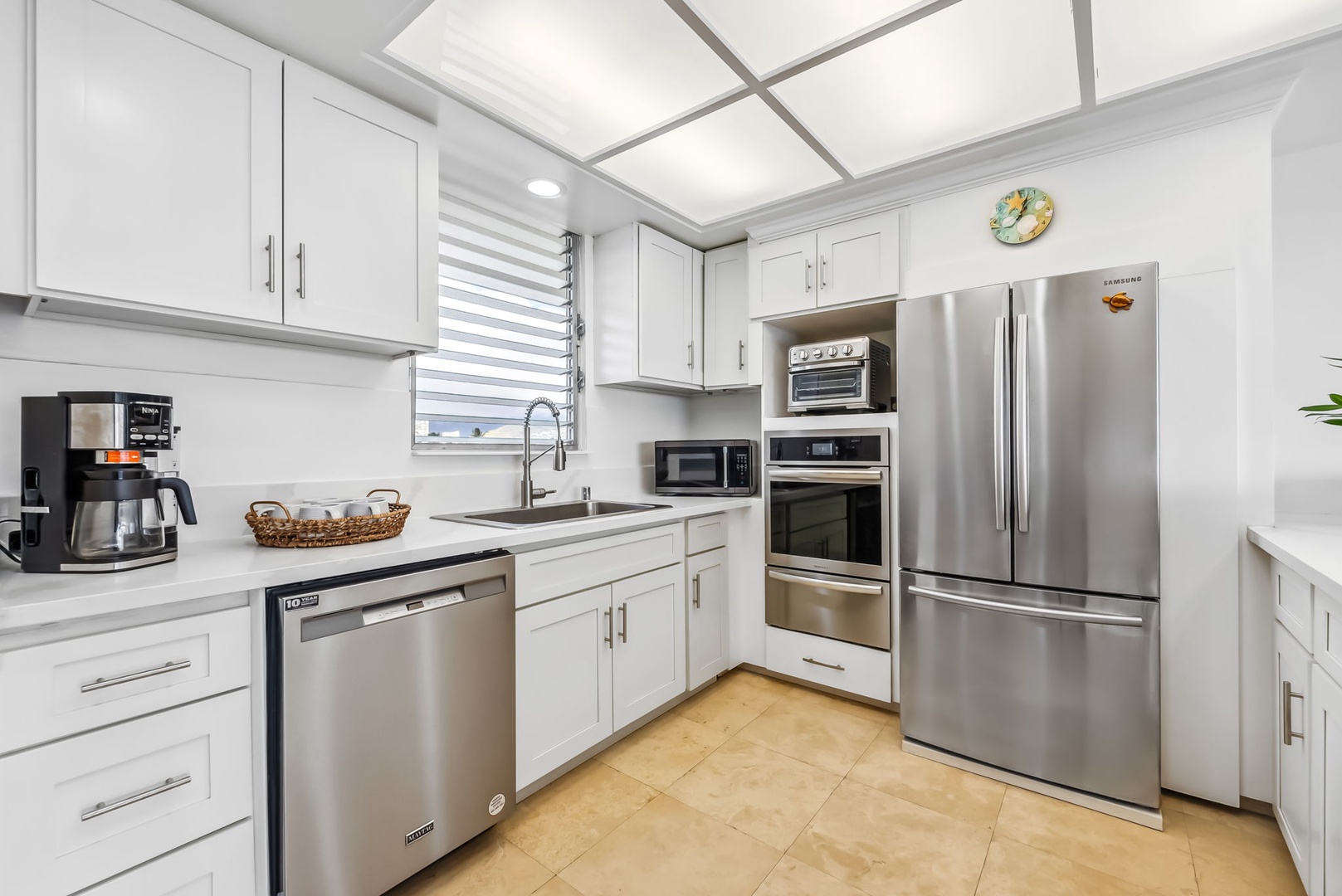 Honolulu Vacation Rentals, Colony Surf Getaway - Bright and functional kitchen with stainless steel appliances and plenty of storage for your convenience.