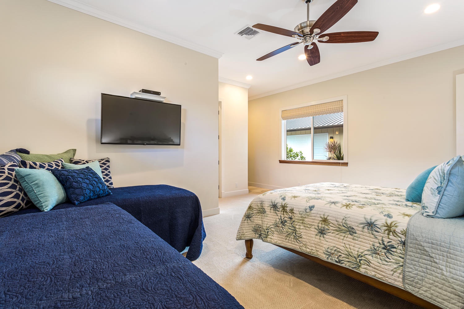 Kailua Kona Vacation Rentals, Ohana le'ale'a - Third bedroom with queen bed plus two twin beds