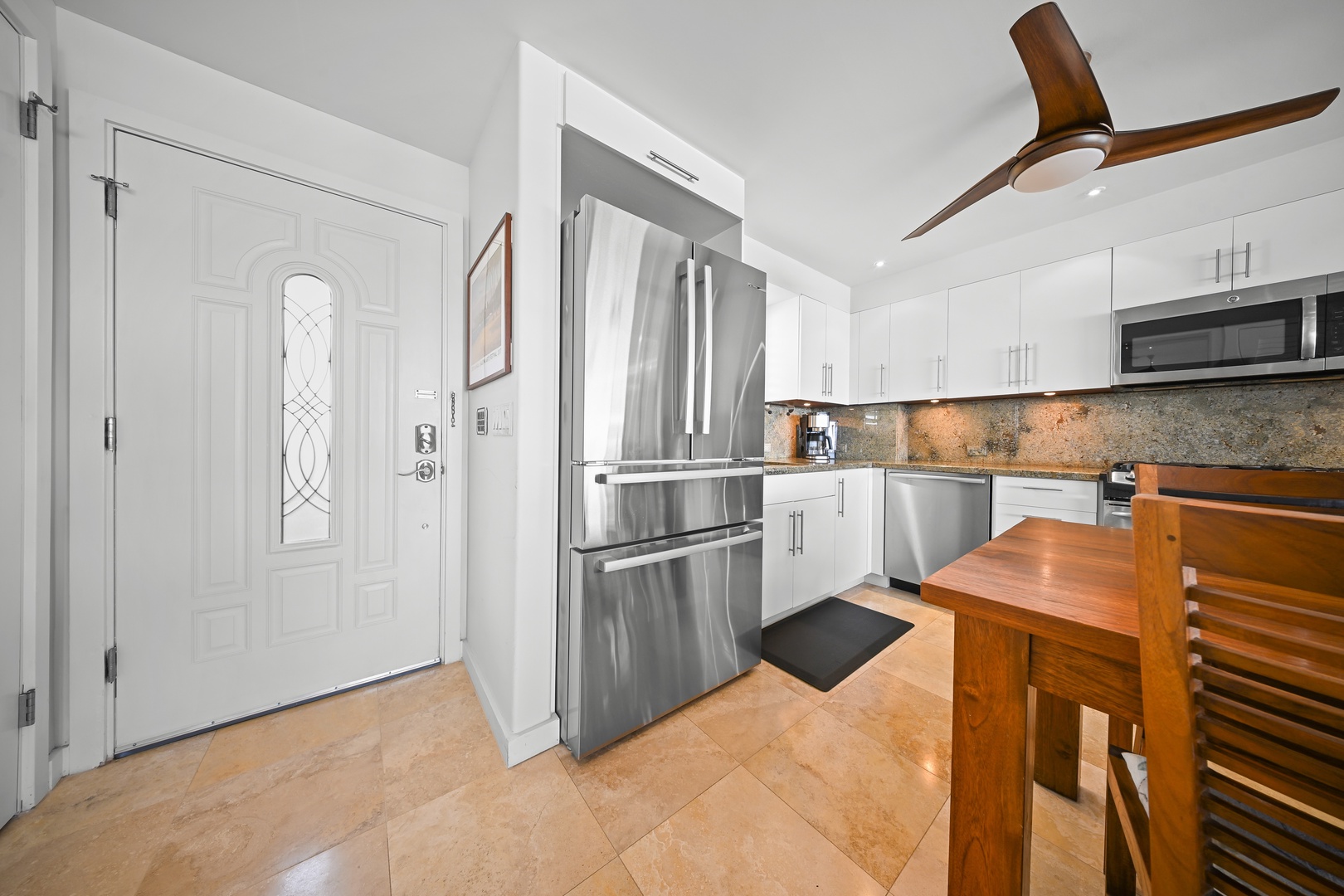 Honolulu Vacation Rentals, Kaimana Shores Getaway - The thoughtfully designed kitchen offers convenient access to the dining and living areas for easy entertaining.