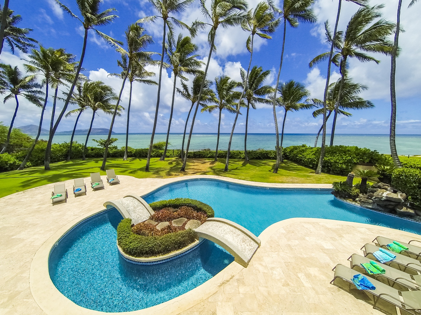 Honolulu Vacation Rentals, Kahala Mini Resort* - Oceanfront pool lanai