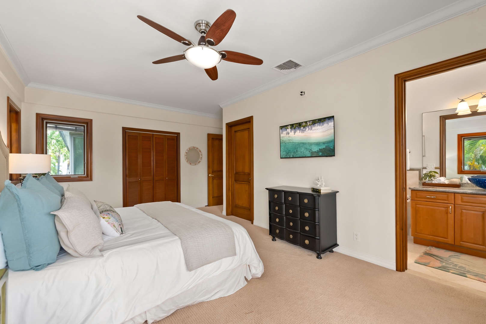 Honolulu Vacation Rentals, Maunalua Estate - Spacious interiors and warm island-inspired details make every moment feel calm and comfortable.