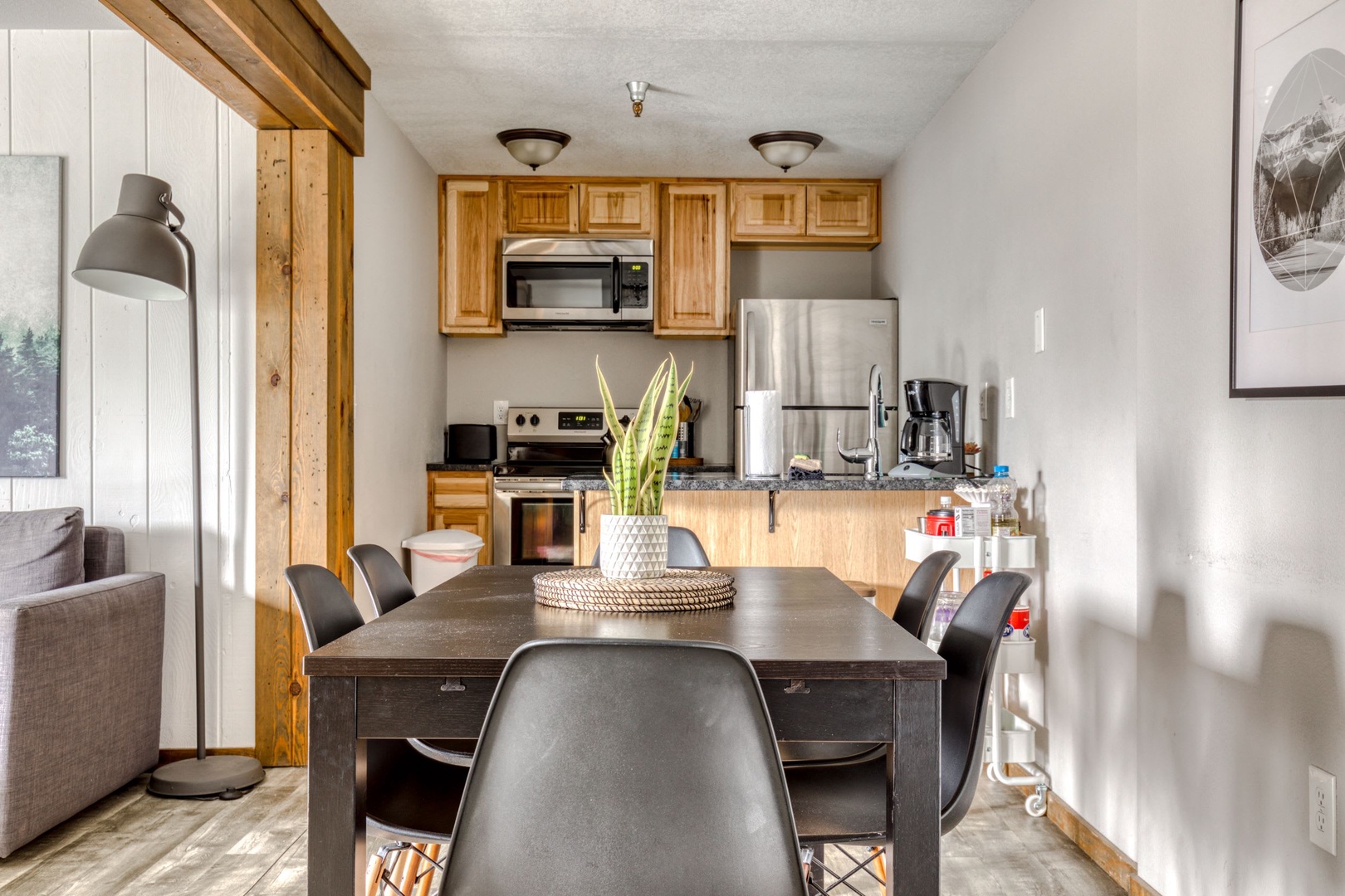 Government Camp Vacation Rentals, Mt Hood Views Condo #304 - Cute kitchen and dining area together
