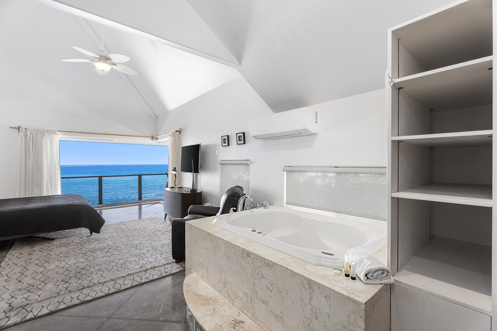 Kailua-Kona Vacation Rentals, Hale Kope Kai - Soaking tub in the Primary bedroom to take in the view