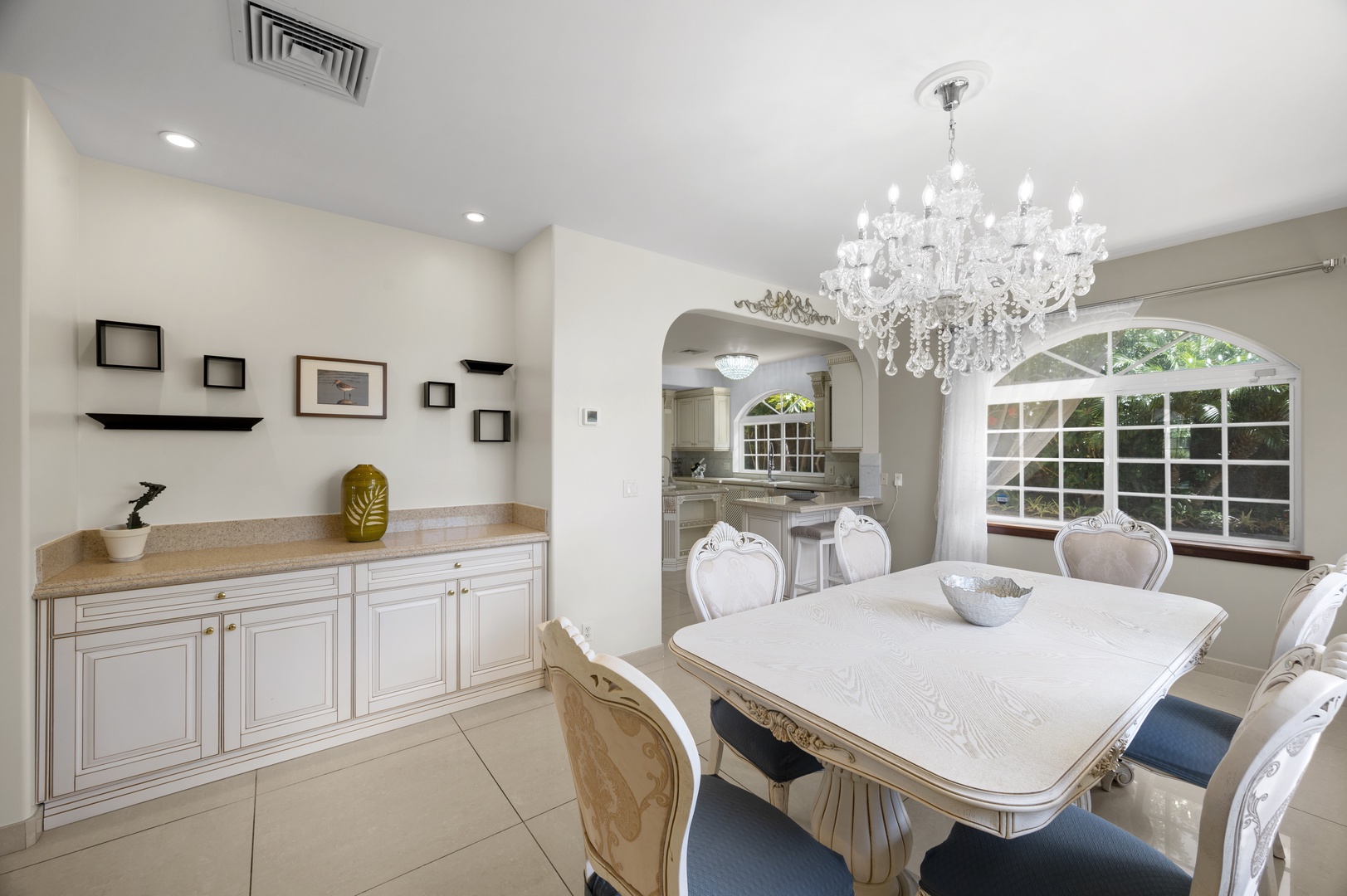 Honolulu Vacation Rentals, Lotus on a Hill* - Just imagine enjoying a your dinner feast in this gorgeous dining area
