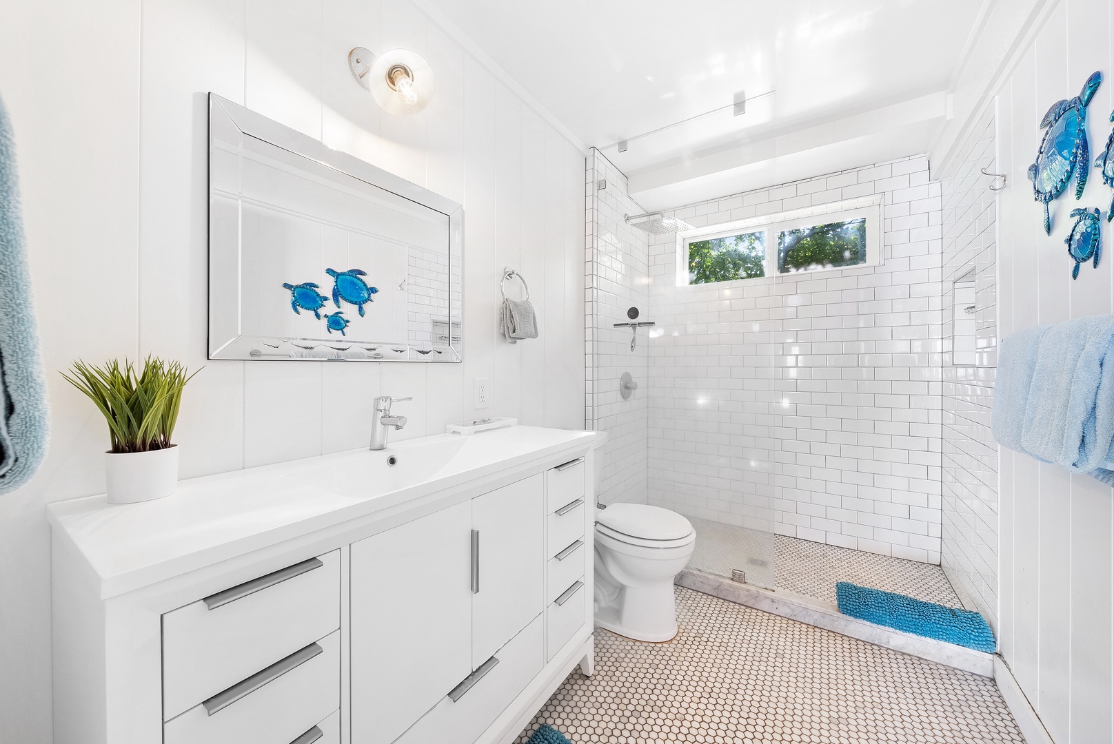 Haleiwa Vacation Rentals, Surfer's Paradise - Shared full bath in downstairs