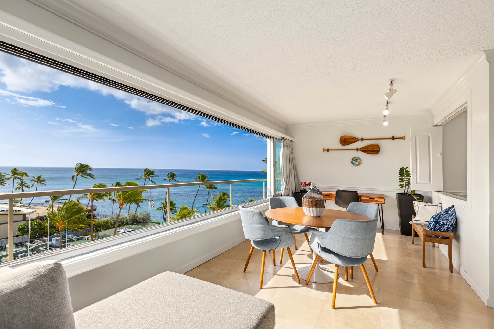 Honolulu Vacation Rentals, Colony Surf Getaway - Inviting dining space with ocean views for memorable meals and relaxation.