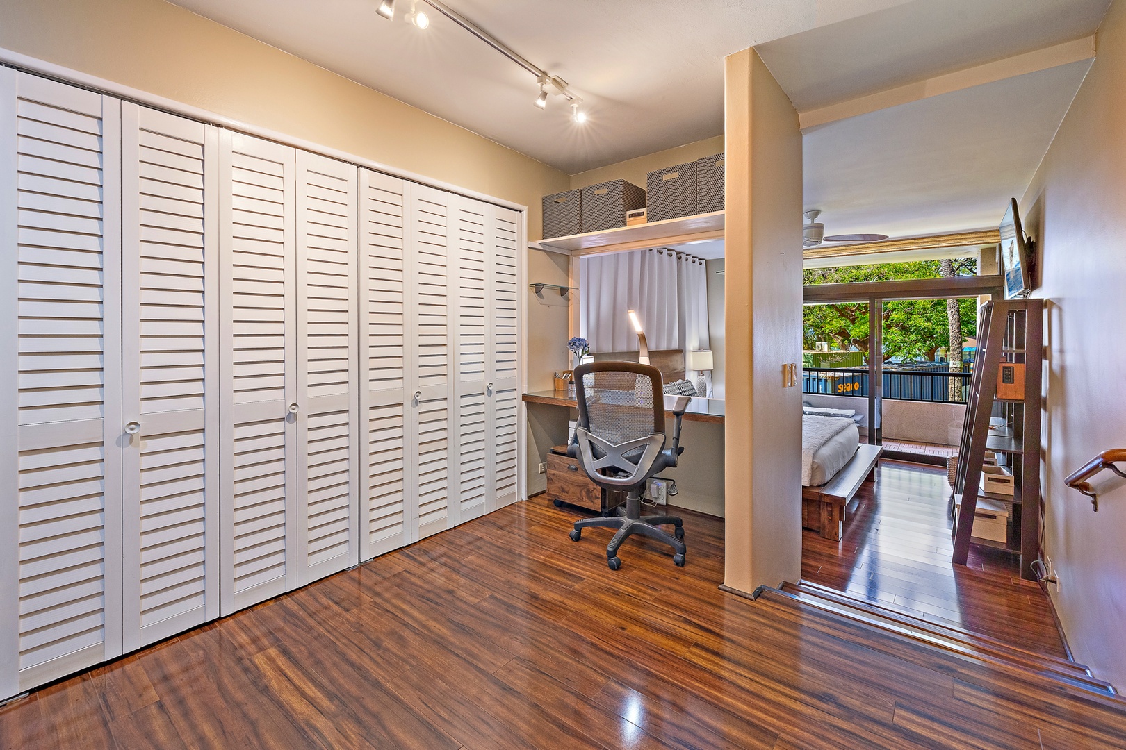 Lahaina Vacation Rentals, Kaanapali Royal Q-202 - Stay connected and productive with a bright workspace and garden views.