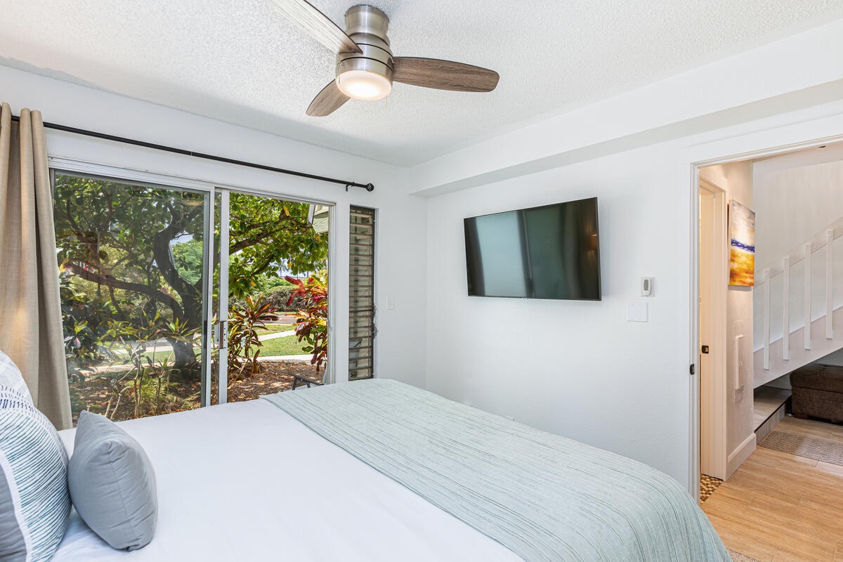 Princeville Vacation Rentals, Hale Hana Mana’o - Unwind with your favorite show or enjoy a quiet read with leafy garden views from bed.