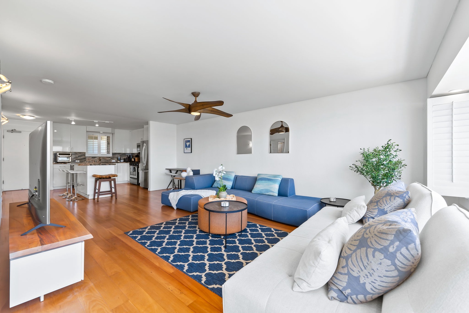 Honolulu Vacation Rentals, Colony Surf Retreat - Ample seating and bright natural light create a relaxed and welcoming space to gather, nap, or stream your favorite shows.