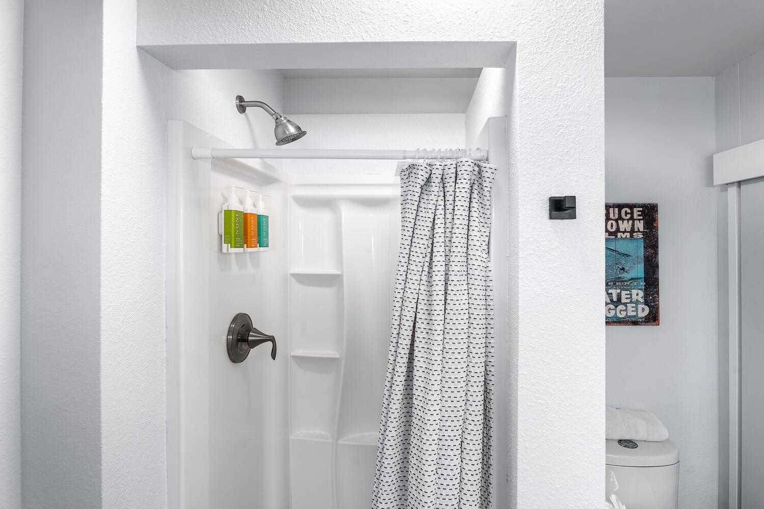 Kailua Kona Vacation Rentals, Honl's Beach Hale (Big Island) - Shared bathroom with walk-in shower and simple island-inspired touches.