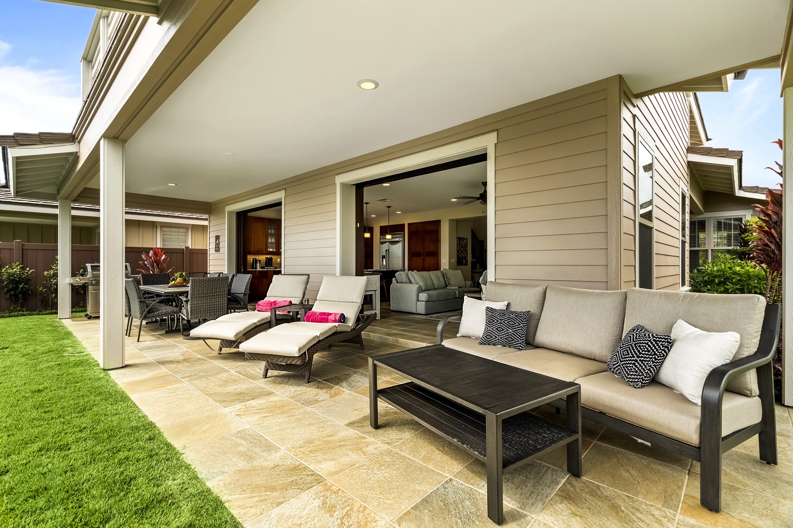 Kailua Kona Vacation Rentals, Golf Green - Outdoor seating options for guests to choose from