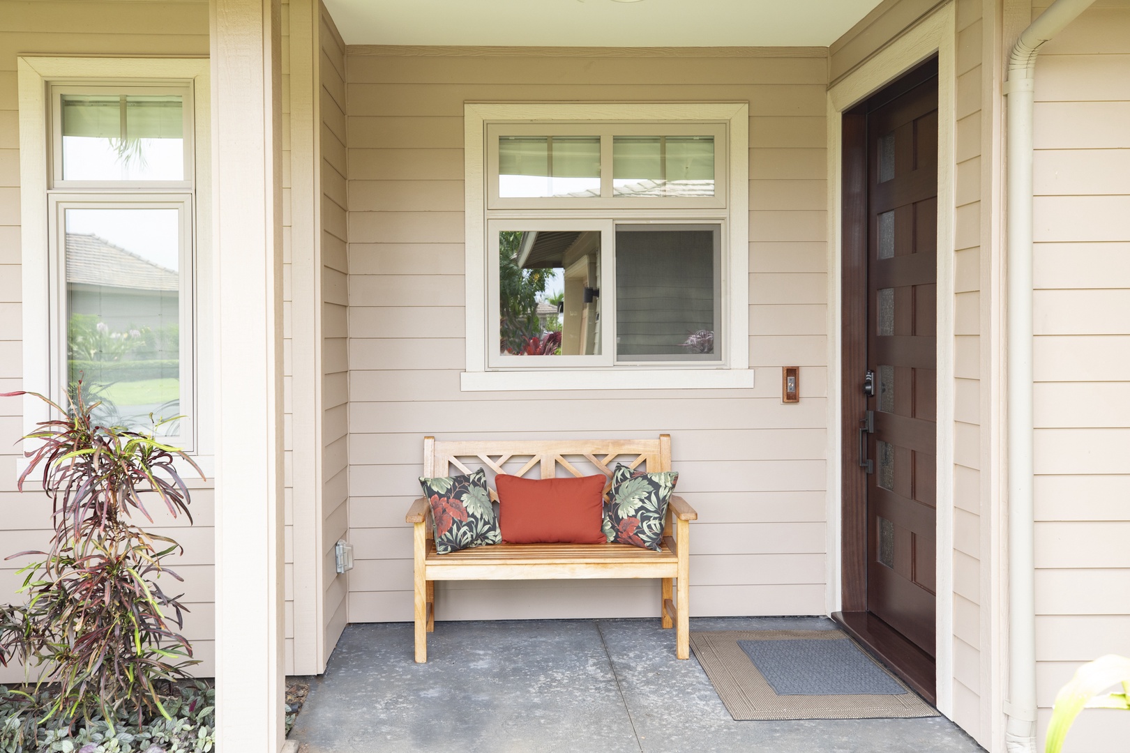 Kamuela Vacation Rentals, Mauna Lani KaMilo #503 - A cheerful front entry with tropical accents sets the tone for your relaxing stay at KaMilo #503.