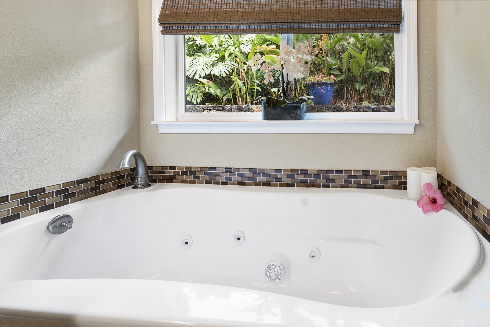 Kailua Kona Vacation Rentals, Sunset Hale - Unwind in the oversized soaking tub surrounded by tropical garden views and peaceful vibes.