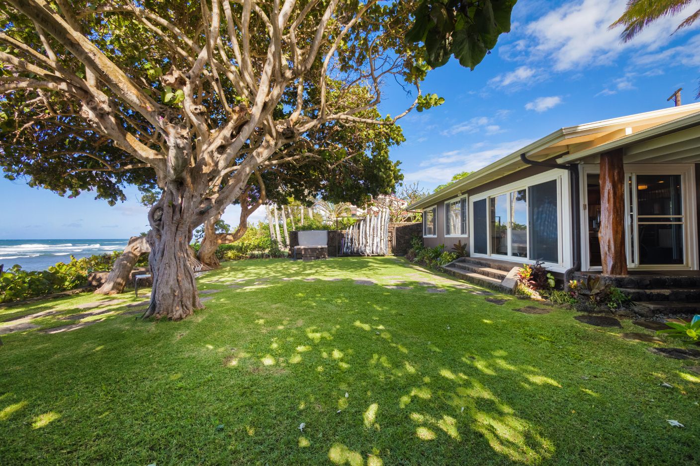 Haleiwa Vacation Rentals, Sunset Point Hawaiian Beachfront** - Picturesque ocean views right at the backyard.