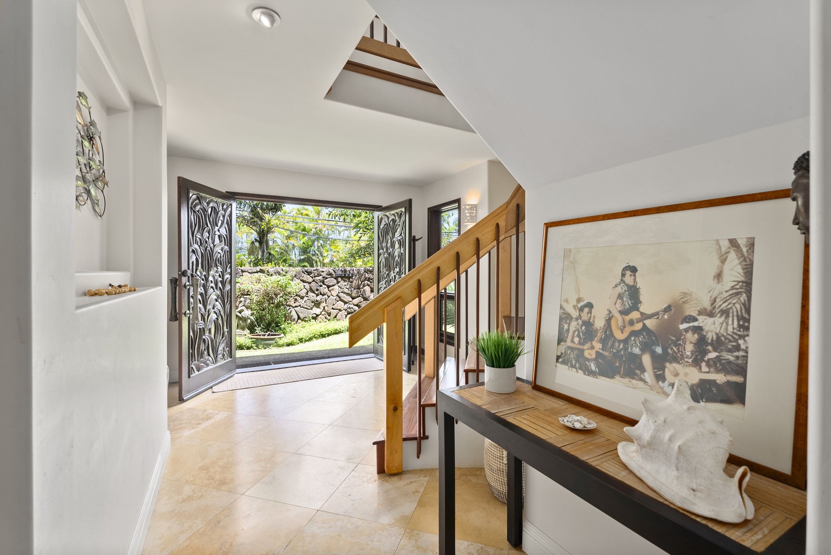 Haleiwa Vacation Rentals, Kealoha Tropical Beach Villa - The foyer.