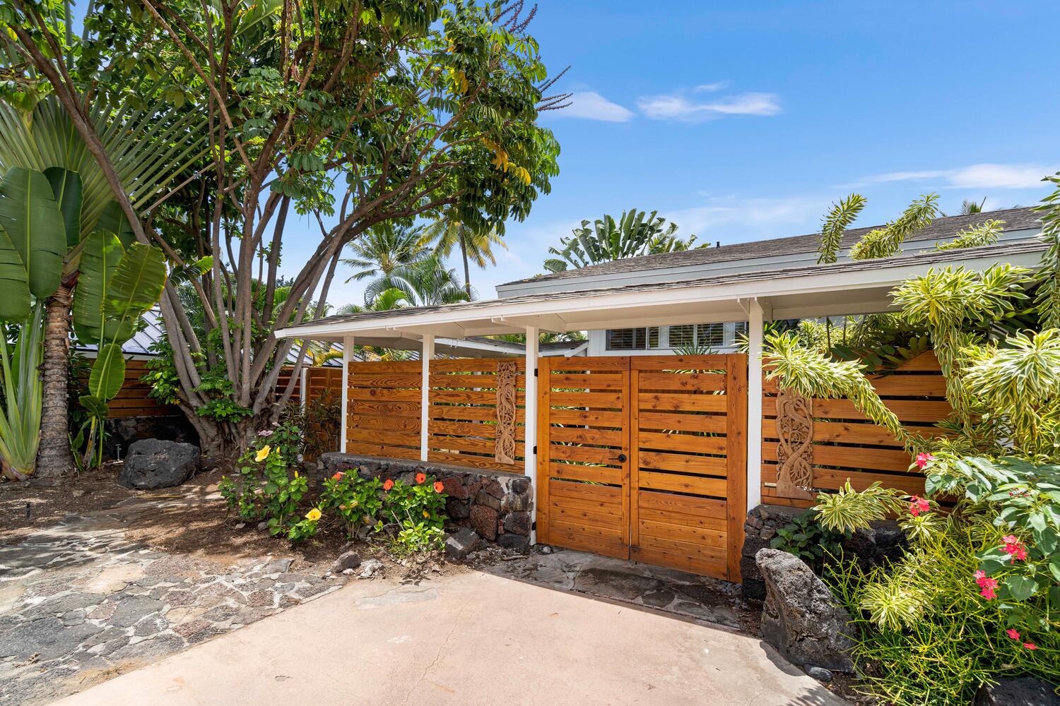 Kailua Kona Vacation Rentals, Manukai Hale - Your private entrance.